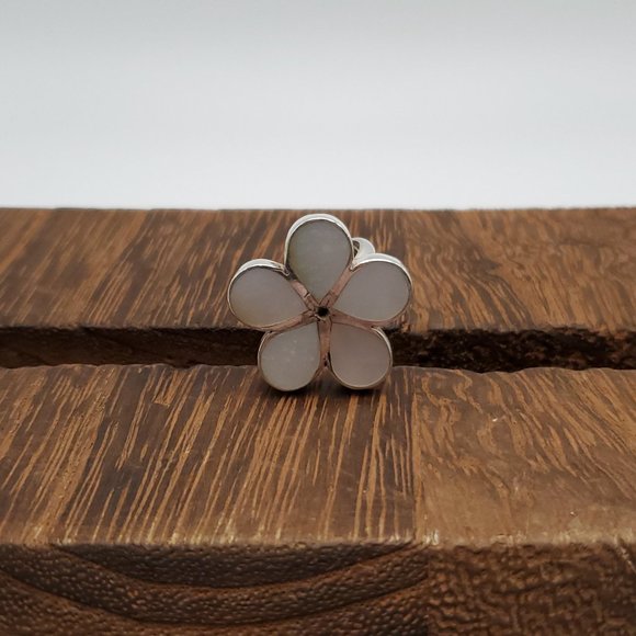 Size 8.5 925 Sterling Silver Large Heavy White Shell Flower Ring - Picture 2 of 10